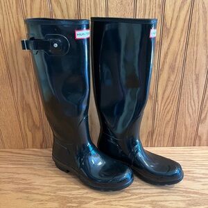 Hunter Womens original black tall gloss rain boots 10. Like new condition!